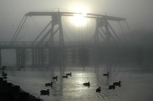 Klappbrücke Wieck im Morgennebel